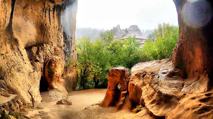 Cueva de los templarios en el cañón de Rio Lobos